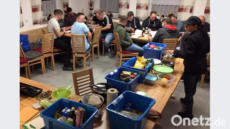 Am Anfang schauen die Teilnehmer noch etwas nachdenklich. Hauswirtschaftsmeisterin Roswitha Reil leitet sie gekonnt durch den Abend, sodass ein tolles Menü gezaubert wird, das allen vorzüglich schmeckt. Bild: lep