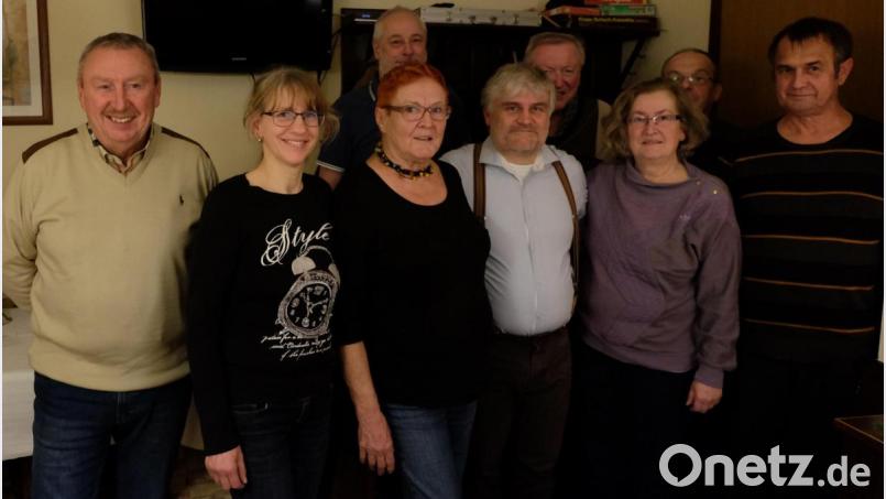Nach erfolgter Nominierung (vorne, von links): stellvertretender SPD-Kreisvorsitzender Achim Bender, Sabine Palesch, Henrike Jörger, Gernot Meier, Dr. Anita Meier und Heinz Jobst sowie (zweite Reihe, von links) Ludwig Lutter, Hermann Kucharski und Adolf Boes. Bild: exb