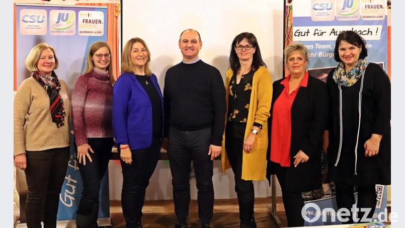 Bürgermeisterkandidat Uwe Ditz mit den Frauen von der Frauen-Union. Bild: jma