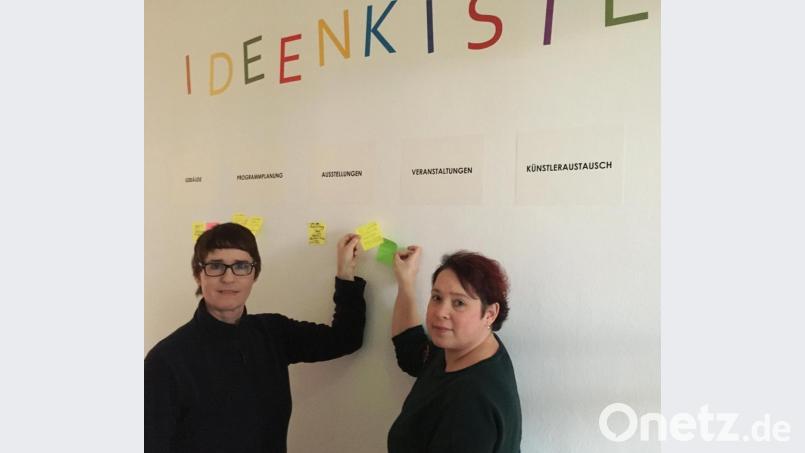 Künstlerhaus-Leiterin Christina Lanzl (links) und deren Mitarbeiterin Marion Stieger ermuntern zum Mitmachen am Programm-Entwicklungsprojekt. Die Wand der Ideen ist nur eine Form der Stoffsammlung. Bild: ihl