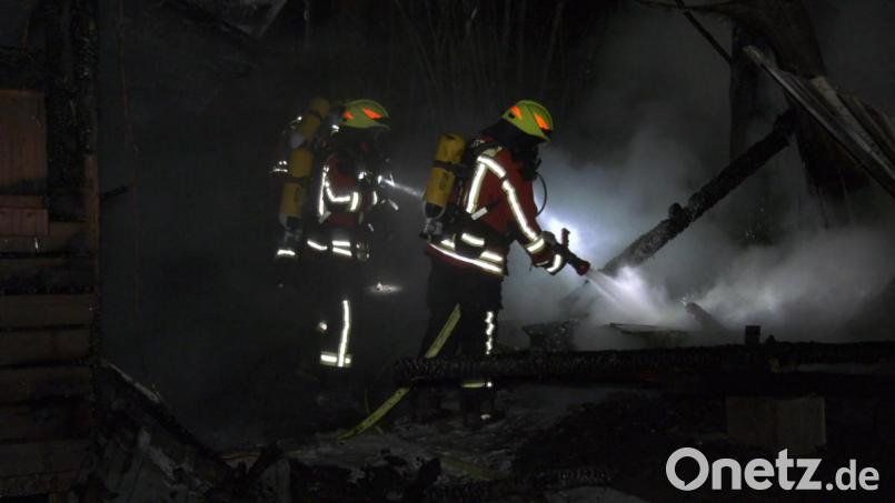 Unter Atemschutz nahmen die Einsatzkräfte den Löschangriff vor. Zu Retten war aber an dem Haisl mitten im Wald nichts mehr. Bild: rw