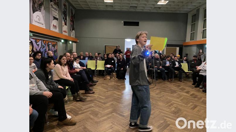Der Saal im Juz ist gut gefüllt: Kommunalpolitiker aller Parteien und viele junge Menschen diskutieren darüber, was es für eine klimafreundliche Zukunft der Stadt braucht; vorn Lukas Prölß von den "Fridays for Future", der die Veranstaltung zusammen mit Theresa Waidhas vom Jugendforum moderiert. Bild: eig