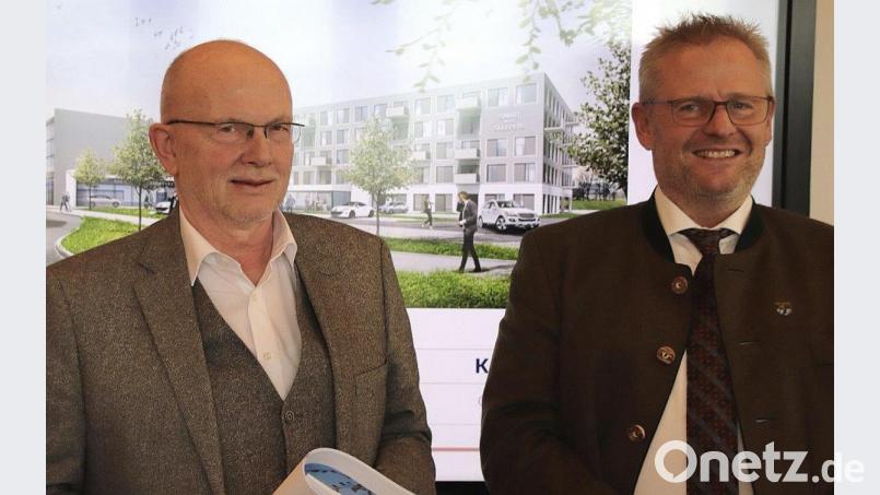Projektentwickler Harald Gerlach (links) und Oberbürgermeister Andreas Feller (rechts) stellten das Bauvorhaben auf dem Gelände Am Brunnfeld vor. Bild: Thomas Dobler