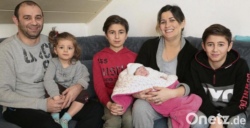 Bei Familie Guliyev ist die Freude über den Familienzuwachs groß: Die Eltern Jafar und Elnara sowie ihre Söhne Cavanshir (rechts), Elnur (Mitte) und das zweijährige Töchterchen Veronika-Christiane sind ganz vernarrt in die am 6. Januar geborene Viktoria. 	Bild: Wolfgang Steinbacher Bild: Wolfgang Steinbacher