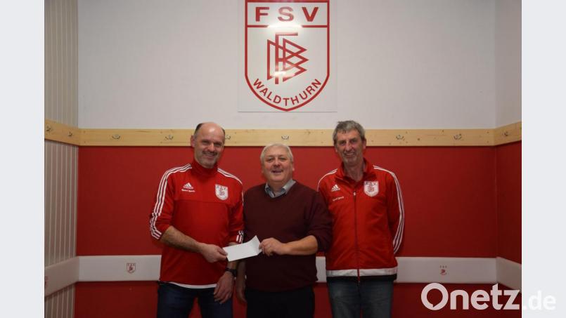 SPD-Vorsitzender Martin Troidl (Mitte) überreicht 300 Euro an Hubert Pühler (links) und Josef Gollwitzer (rechts) für die Jugendarbeit des FSV Waldthurn. Bild: fla
