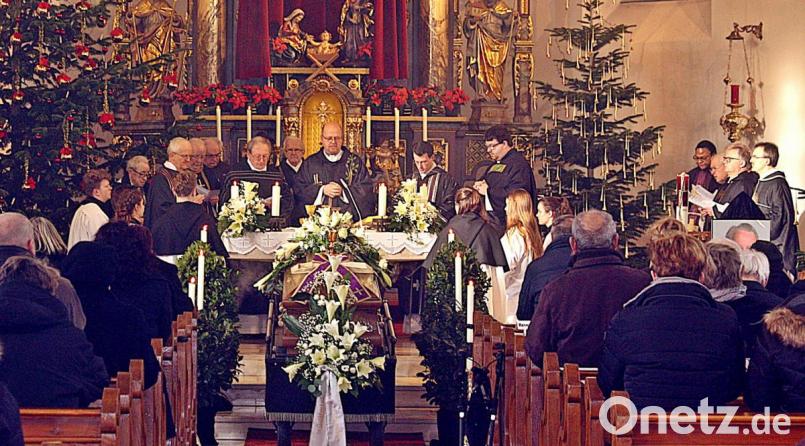 Der Sarg des Verstorbenen ist in der Kirche aufgebahrt. Bild: R. Kreuzer