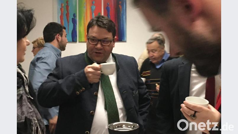 Bürgermeister Thomas Falter ist ein Liebhaber des Schwarzen Tees. Beim Casting im Mehrgenerationenhaus hat er seinen Lieblingstee schnell ausgemacht, aber über Geschmack lässt sich auch trefflich reden. Bild: exb/Josef Egartner