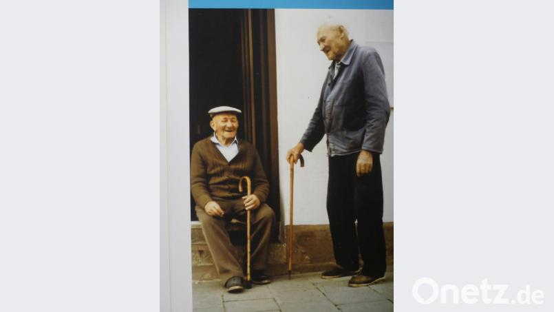 Vor Jahrzehnten ein gewohntes Bild am Marienplatz: Der &quot;Aign-Maxn-Sepp&quot; (links) und der &quot;Boderweber-Bist&quot; treffen sich zum Plaudern. Repro: rn