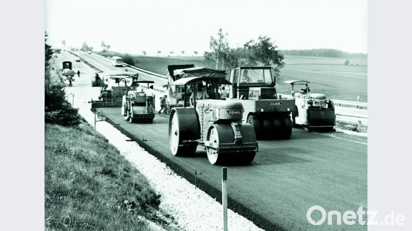 Auf den Straßenbaustellen bis heute ein gewohntes Bild: Baumaschinen des Tirschenreuther Walzenhersteller. Im Bild der Bau der A 9 bei Hof im Jahr 1970. Bild: ws