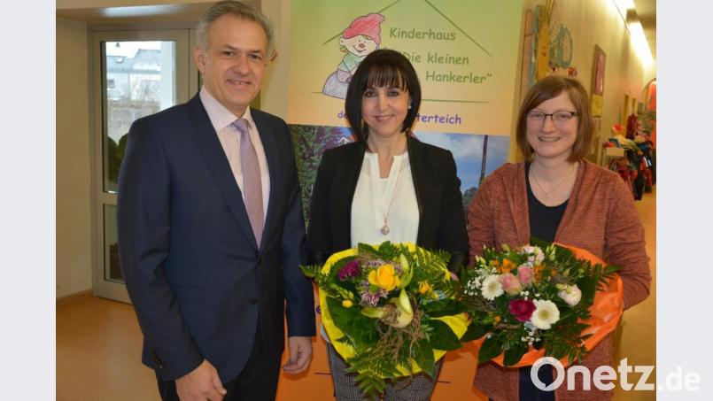 Blumen überreichte Bürgermeister Roland Grillmeier an die neuen Leiterinnen des Kinderhauses „Die kleinen Hankerler“, Susanne Fellner und ihre Stellvertreterin Ramona Zeitler (von links). Bild: jr