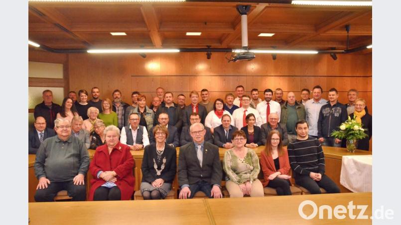 An der Seite von Ehefrau Edeltraud und Tochter Marina ehrt die Marktgemeinde Josef Eschenbecher (vorne, Mitte) durch Bürgermeisterin Margit Kirzinger mit einem Festakt im Sitzungssaal des Rathauses. Bild: fjo