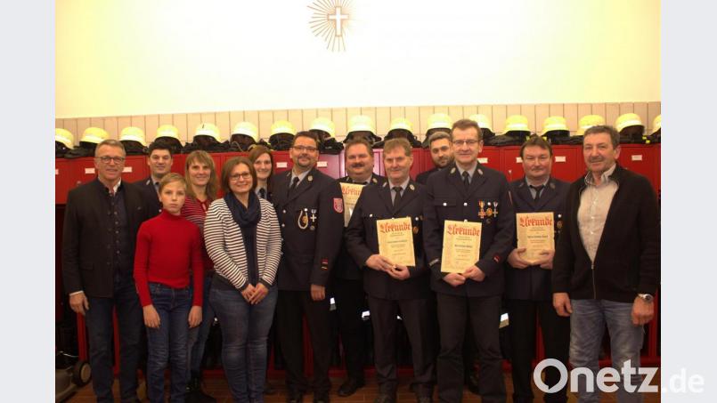 Langjährige Mitglieder der Feuerwehr Rosall wurden bei der Versammlung geehrt. Im Bild (von links): Bürgermeister Franz Stahl, Zweiter Vorsitzender Jürgen Hopf, die Neumitglieder Vitalii Huk, Natalia Müller und Ines Schütz, Vorsitzende Sandra Müller, Erster Kommandant Martin Mark, Harald Müller (40 Jahre), Hubert Schmelzer (40 Jahre), Zweiter Kommandant Martin Müller, Johann Müller (40 Jahre), Dietmar Bauer (40 Jahre) und Stadtrat Hans Zölch. Bild: Simon Schmidkonz/exb