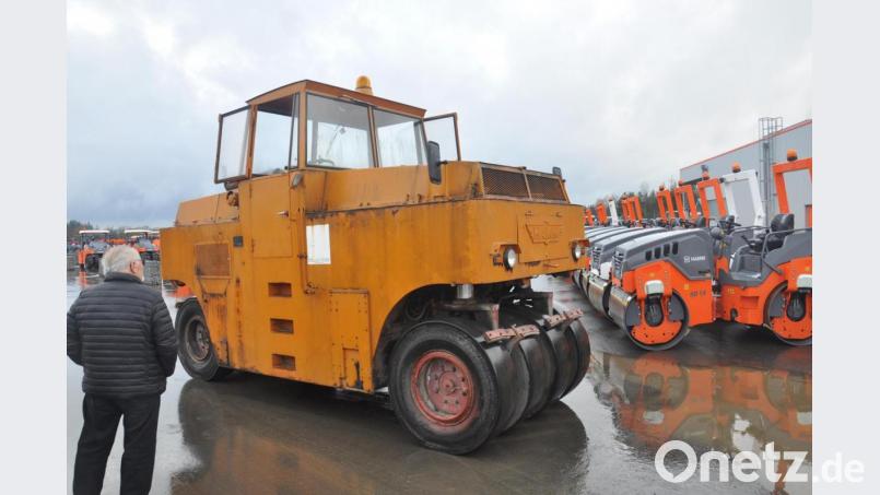 Die verschiedenen Typen der Gummiradwalze kennt Hermann Feistenauer nur zu gut. Immerhin hat er das Modell konstruiert. Aus dem Baujahr 1970 stammt diese alte GRW 20, die Hamm von einem Bayreuther Bauunternehmer zurückgekauft und wieder auf Vordermann gebracht hat. Bild: ws