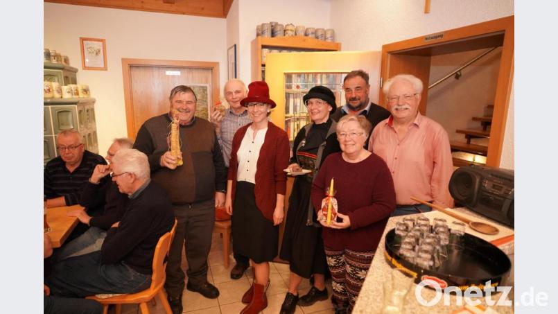 Die Gewinner des HAK-Dialekträtsels stehend: Gerhard Riedl (links), Josef Kick (Zweiter von links) und Rosi Rühl (vorne, rechts). Bild: fvo