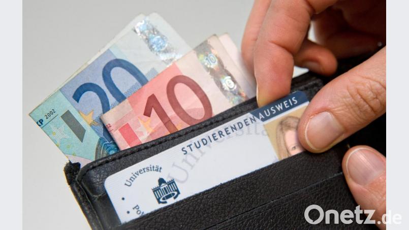 Der Berufsstart bringt einige Änderungen mit sich. Vorteile, die beispielsweise für Studenten gelten, sind dann hinfällig. Symbolbild: Andrea Warnecke/dpa