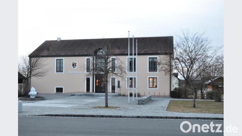 Das Rathaus in Wolfring soll künftig über Fernwärme beheizt werden und vielleicht auch eine Photovoltaikanlage auf das Dach bekommen. Bild: nib