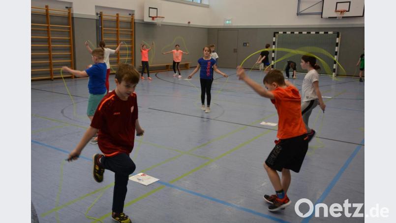 In der Konnersreuther Schulturnhalle durften die Kinder verschiedene Seilsprungvarianten ausprobieren. Bild: jr