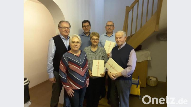 Rechtsstellenleiter Josef Wismet (von links), Teamsprecher Martin Eheim und Teammitglied Elisabeth Reber danken Brigitta und Martin Bogner für 25-jährige und Eduard Schreglmann für 60-jährige Mitarbeit in der KAB . Bild: bk