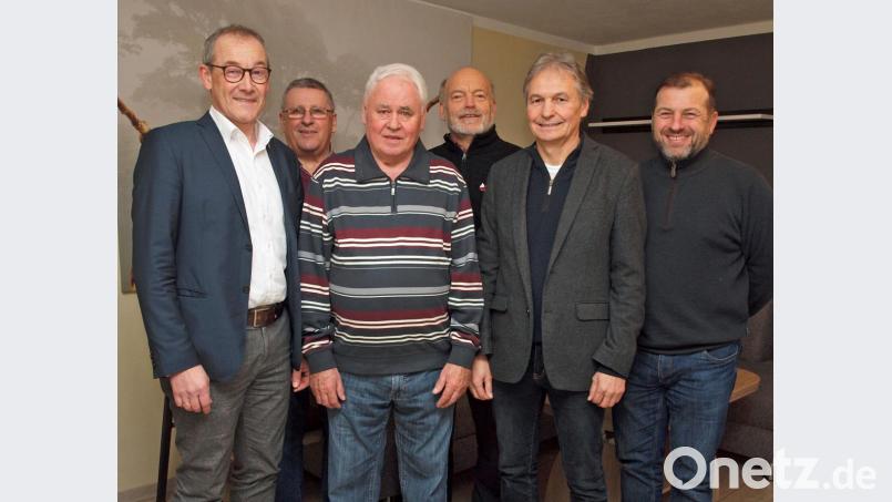 Bürgermeister Erwin Geitner gratulierte Adolf Fleischmann gemeinsam mit CSU-Vorsitzendem Josef Weinfurtner, Heimatverein-Vorsitzendem Hubert Haas (vorne, von links) und CSU-Geschäftsführer Hans Szegda und dem stellvertretendem Heimatvereins-Vorsitzendem Werner Meiler (hinten, von links). Bild: fg