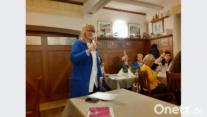 Vorsitzende Andrea Seitz und die Unternehmerfrauen stoßen auf ein erfolgreiches Jahr 2020 an. Bild: Falk, Sabine