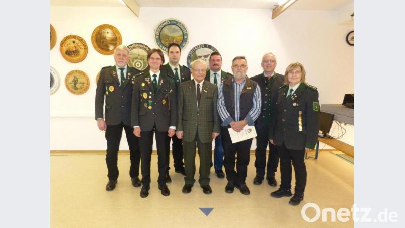 Ehrungen bei der Schützengesellschaft Neukirchen (von links): Dietmar Beyer, Helmut Richter, Erster Schützenmeister Christian Beyer, Erich Birzer, Jürgen Dehling, Herbert Rippel und Zweite Schützenmeisterin Claudia Schaupp. Bild: fm