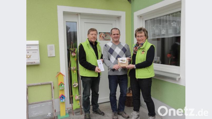 Die Vorsitzenden Christine Walter (rechts) und Josef Höllerl (links) heißen Holger Götz als 222. Mitglied mit einer Samenmischung für eine Bienenweide im Obst- und Gartenbauverein willkommen. Bild: jhö