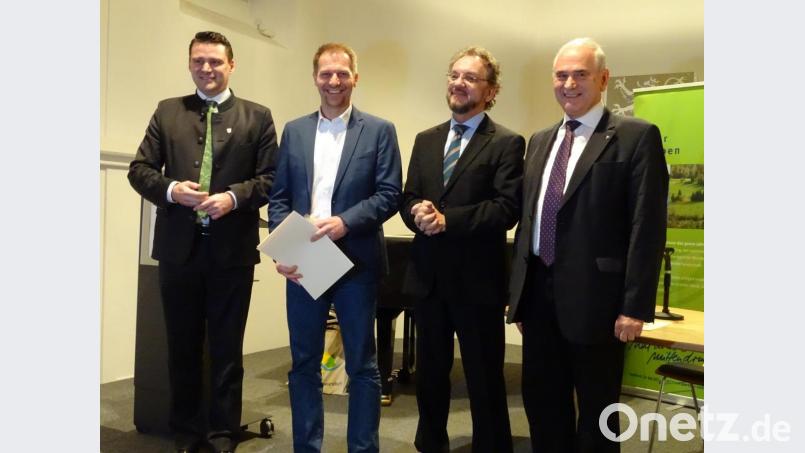 Der Sportschütze Ferdinand Stipberger (2. v. l.) und der bundesweit bekannte Journalist Heribert Prantl (2. v. r.) sind zu Botschaftern für den Landkreis Schwandorf ernannt worden. Landrat Thomas Ebeling (links) und der Vorsitzende des Vereins &quot;Partner für den Landkreis&quot;, Alois Hagl (rechts), überreichten die dazu notwendigen Unterlagen. Bild: hou