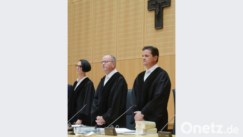 Die 1. Strafkammer unter Vorsitz von Landgerichtspräsident Gerhard Heindl (Mitte) mit den Richtern Dr. Franziska Stegmair und Matthias Bauer ordnete die Unterbringung des Angeklagten in der forensischen Psychiatrie an. Bild: Gabi Schönberger