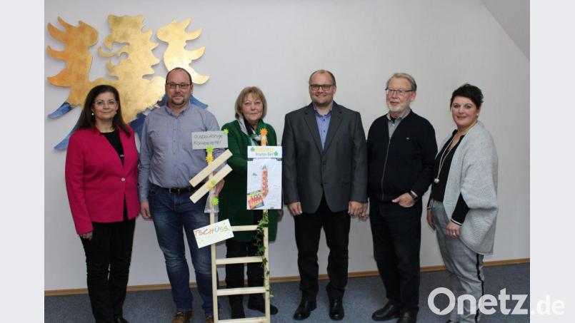 Eine „ausbaufähige Karriereleiter“ überreichten Hildegard Schroll (Dritte von links) und Andreas Wöhrl (Zweiter von links) im Namen aller Seniorenbeauftragten an Wolfgang Fenzl (Dritter von rechts). Mit im Bild Regierungsdirektorin Regina Kestel (links), Kreisseniorenbeauftragter Ludwig Spreitzer (Zweiter von rechts) und Anja Dubrowski, Seniorenfachstelle (rechts). Bild: Landratsamt Tirschenreuth/exb