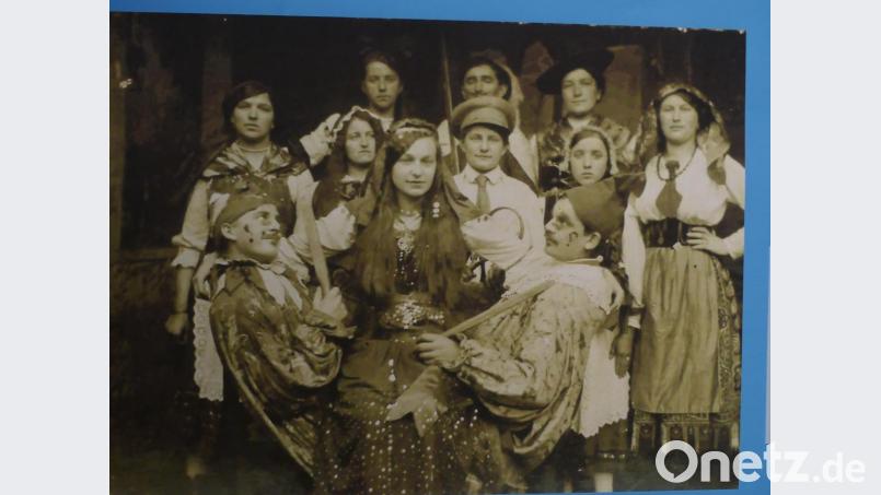 Einfallsreich kostümiert präsentieren sich die Laienschauspieler in den 1920er Jahren. Repro: rn