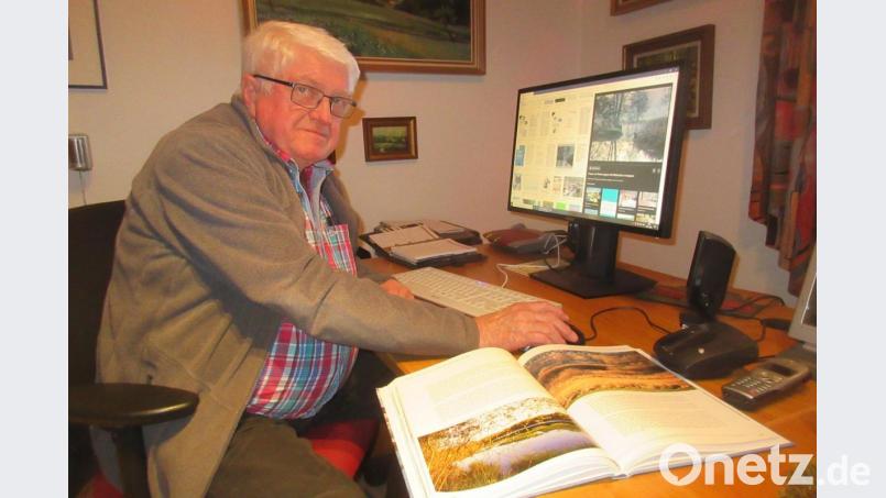 Manfred Riebl am Schreibtisch in seinem Keller in Windischeschenbach. Bild: ui