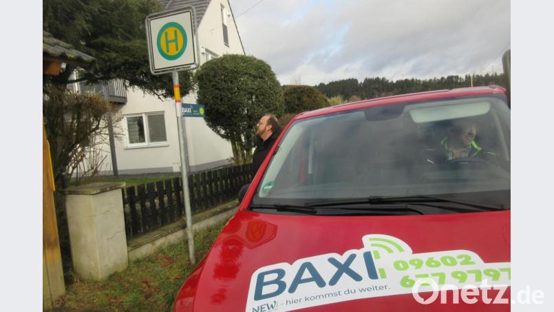 Ab 1. Februar 2020 sind auch kleine Orte des Landkreises an den ÖPNV angeschlossen, verkündet Landrat Andreas Meier, der zum Baxi-Start in Öd aussteigt. Bild: Uwe Ibl