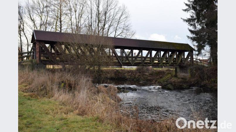 Der Holzsteg über die Pfreimd wird in den nächsten Jahren erneuert. Über die genaue Ausführung konnten sich die Räte nicht einigen. Bild: bnr