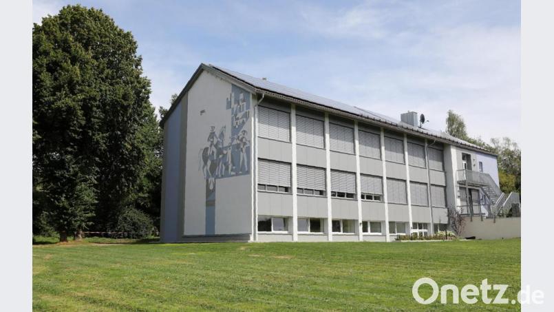 Das Haus der Vereine erhält einen befestigten Außenbereich, denn Parkplätze sind bei größeren Veranstaltungen Mangelware. Bild: akp