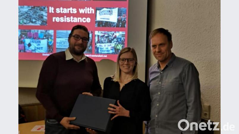 Stefan Dietl (rechts) hält einen Vortrag bei der Schirmitzer SPD mit Vorsitzender Nicole Bäumler. Bild: du