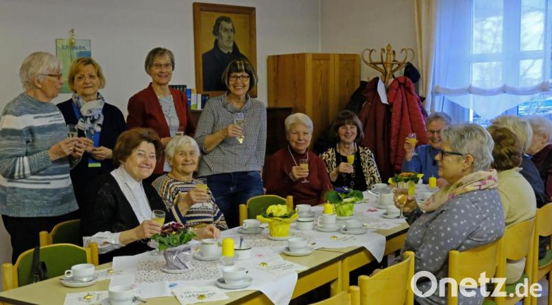 Die Junggebliebenen stoßen mit den Organisatorinnen Gertraud Heidner (links), Monika Schmidt (stehend, Dritte von links) und Barbara Wilke (stehend Vierte von links) aufs neue Jahr an. Bild: twi