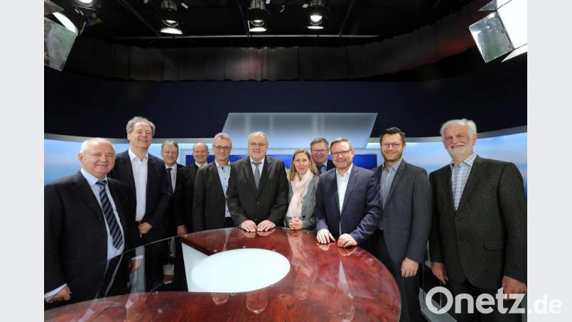 Abschied und Willkommen zugleich für Lothar Höher. Im Bild von links: German Vogelsang, Dietmar Kiermaier (Gesellschafter), Landrat Richard Reisinger, Gunther Oschmann (Gesellschafter), Siegfried Schneider (Präsident Landeszentrale für neue Medien), Lothar Höher, Viola Vogelsang (Oberpfalz-Medien/Gesellschafterin), Oberbürgermeister Michael Cerny, OTV-Geschäftsführer Christoph Rolf, Christoph Skutella (Medienrat) und Alt-OB Wolfgang Dandorfer. Bild: Wolfgang Steinbacher
