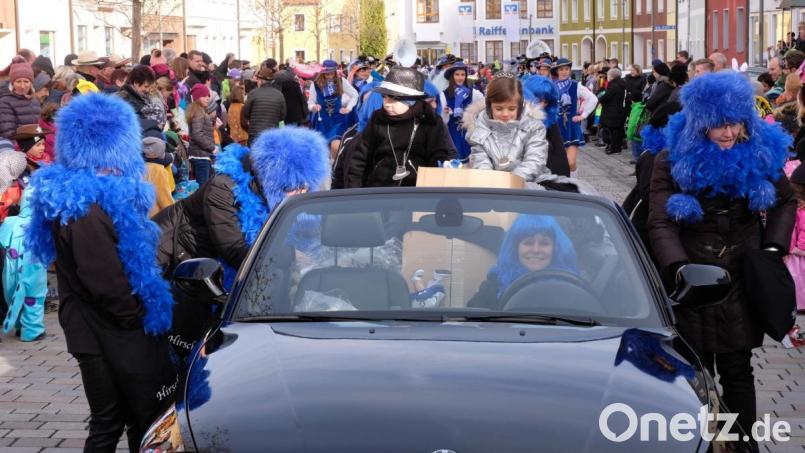 Der Himmel weiß-blau, hunderte kleine kunterbunt kostümierte Narren, dazu hunderte enthusiastisch „Hirschau Oho“ rufende große Narren am Straßenrand – Hirschau erlebte letztes Jahr einen Kinderfaschingszug wie aus dem Bilderbuch. Am 15. Februar gibt es eine Neuauflage mit einer Rekordbeteiligung an Gruppen. Im Bild das letztjährige Prinzenpaar Felix I. und Eva I.. Bild: u