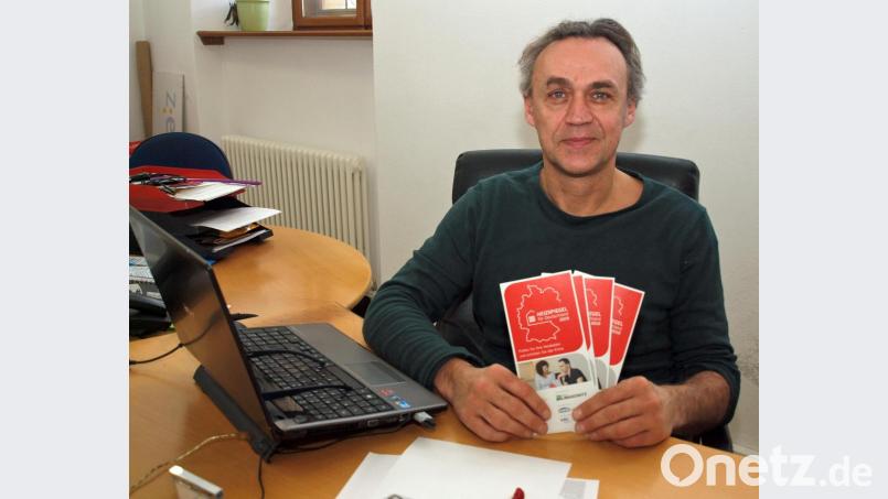 Klimaschutzkoordinator Joachim Scheid betont: „Mit dem Heizspiegel-Flyer können Mieter und Eigentümer die Verbräuche und Heizkosten ihres Wohngebäudes bewerten“ Bild: sön