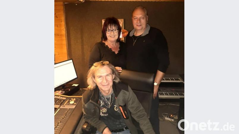 Das Duo Karola und Manfred (hinten) mit seinem Produzenten Walter Wörle. Bild: obe