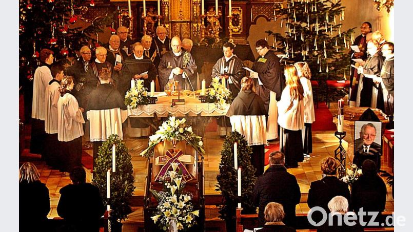 Der Sarg des Verstorbenen ist in der Kirche aufgebahrt. Bild: R. Kreuzer