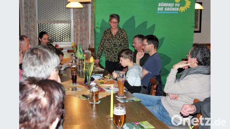 Heidrun Schelzke-Deubzer (stehend) will Kemnather Bürgermeisterin werden – und im neuen Stadtrat sollen fünf Grüne sitzen. Bild: stg