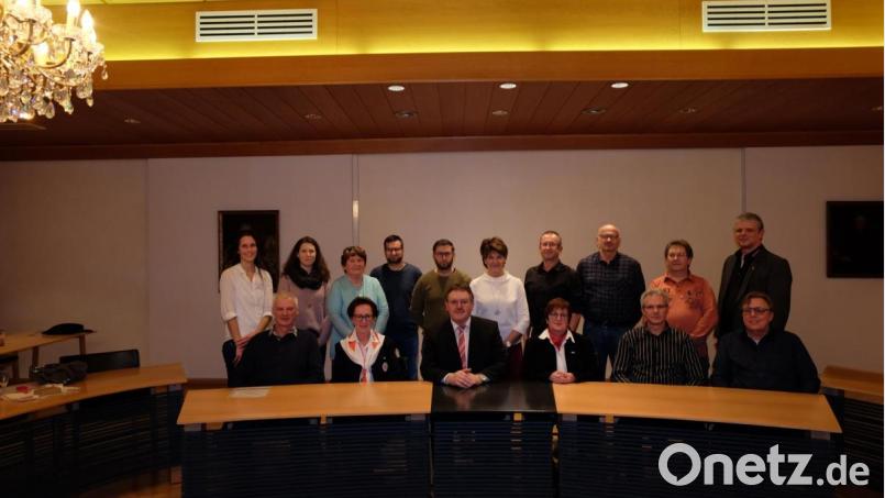 Dank gilt den oftmaligen Blutspendern aus dem Bereich Vilseck (vorn, von links): Karl Trummer, Blutspendedienstleiterin Brigitte Ringelstetter, Bürgermeister Hans-Martin Schertl, stellvertretende BRK-Kreisgeschäftsführerin Sabine Bogner, Wolfgang Prechtl und Franz Spalt; hinten (von links): Barbara Englhardt, Sabine Gradl, Hildegard Irlbacher, Stefan Stubenvoll, Markus Härtl, Gerlinde Schertl, Christian Sebralla, Franz Spalt, Alfred Forster und Franz-Josef Einhäupl. Bild: Stefanie Gradl