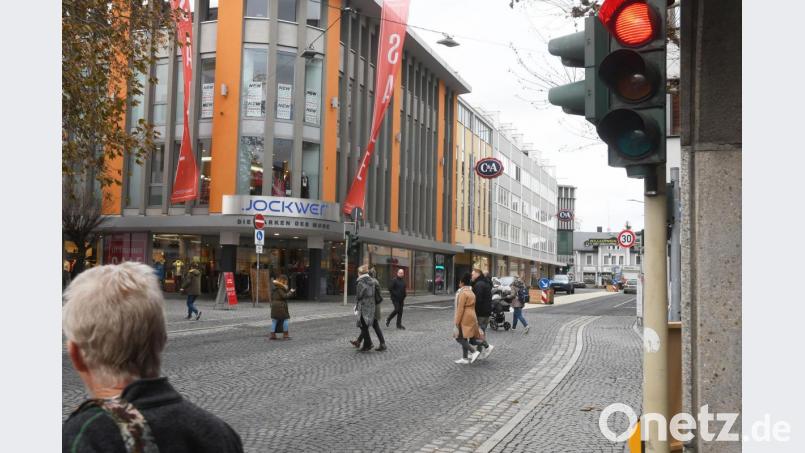 Für eine „Dunkelampel“, die nur bei Bedarf anspringt, leuchten die Lichtzeichen am Issy-les-Moulineaux-Platz doch relativ häufig auf. Nach Meinung der Bürgerliste ein Zeichen dafür, dass Unsicherheit grassiert. Bild: Gabi Schönberger