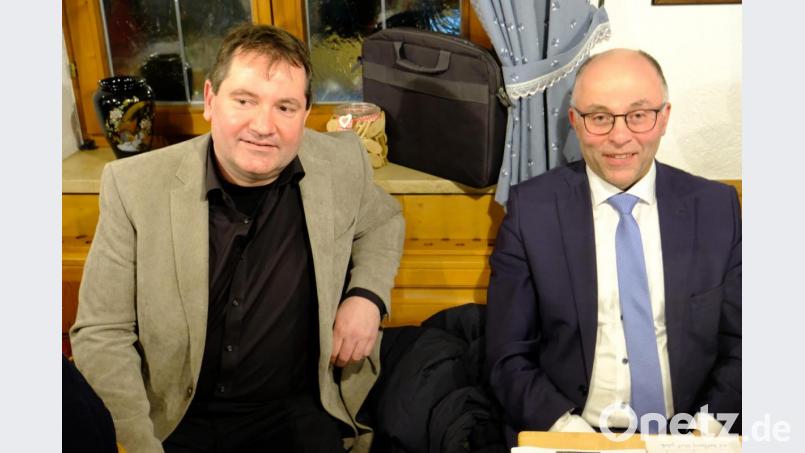 &quot;Die Gemeinde Vorbach hat tolle CSU-Leute&quot;, findet Speinsharts Bürgermeister Albert Nickl (rechts) bei der Vorstellung der Kandidatenliste zur Kommunalwahl 2020 beim Bürgergespräch im Schützenhaus Oberbibrach. Bürgermeisterkandidat Alexander Goller hört das gerne. Bild: do