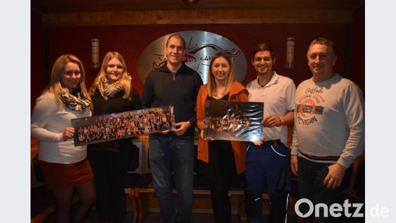 Die Vorbereitungen für den 30. Faschingsball des Häusl-Clubs Leugas (HCL) sind im vollen Gange. Mit dabei sind: (von links) Bianca Wührl, Anna-Lena Reiter, Tobias Kühn, Julia Wührl, Andreas Oppl und Hubert Haberkorn. Im Gespräch erzählen die Mitglieder, was sich in den vergangenen drei Dekaden alles verändert hat. Bild: lue