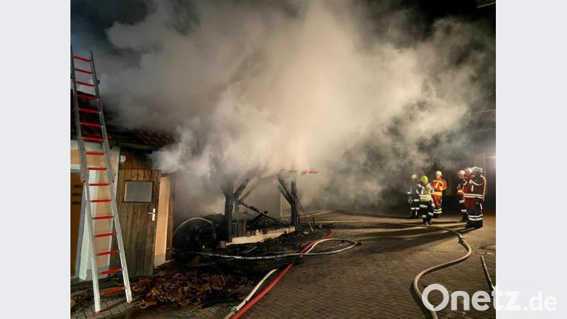 Die Einsatzkräfte löschen den Brand eines Holzschuppens in Wischenhofen (Landkreis Regensburg). Bild: Alexander Auer