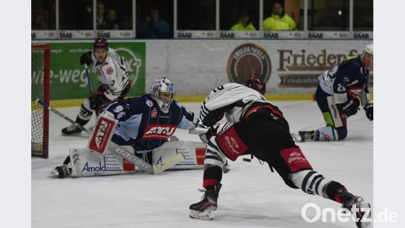 Die Blue Devils besiegten am Freitag die Starbulls Rosenheim verdient mit 5:2. Hier klärt der starke Weidener Keeper Daniel Filimonow gegen den frei vor ihm auftauchenden Joshua Mitchell. Bild: gb
