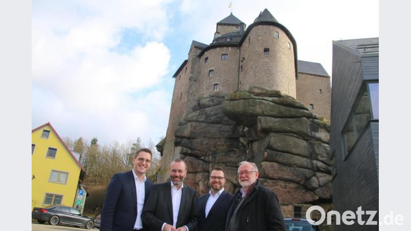 EU-Politiker Christian Doleschal (von links) und Manfred Weber mit Falkenbergs Burgbeauftragtem Matthias Grundler und Bürgermeister Herbert Bauer. Bild: jrh