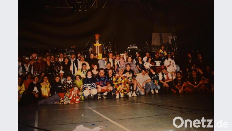 1993 war die Spider Murphy Gang auf dem HCL-Ball zu Gast. Ein Erinnerungsbild daran ist im Leugaser Häusl aufgestellt. Repro: lue
